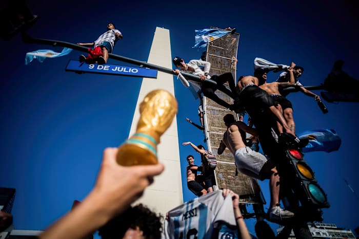 La otra cara del triunfo, destrozos millonarios en el Obelisco de Buenos Aires